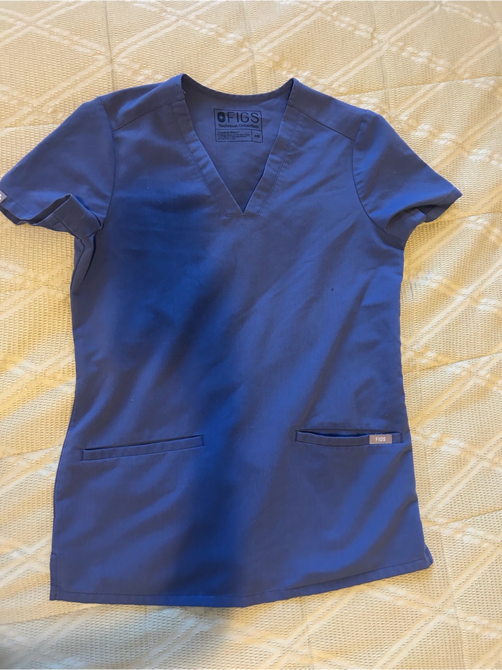Big sky blue figs Casma Three-Pocket Scrub Top™
